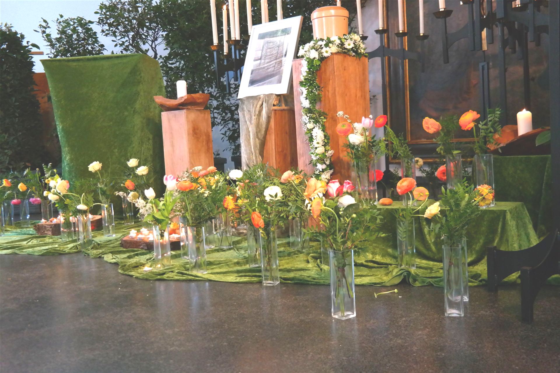 Naturnahe Dekoration mit einzelnen Blumen in Glasvasen