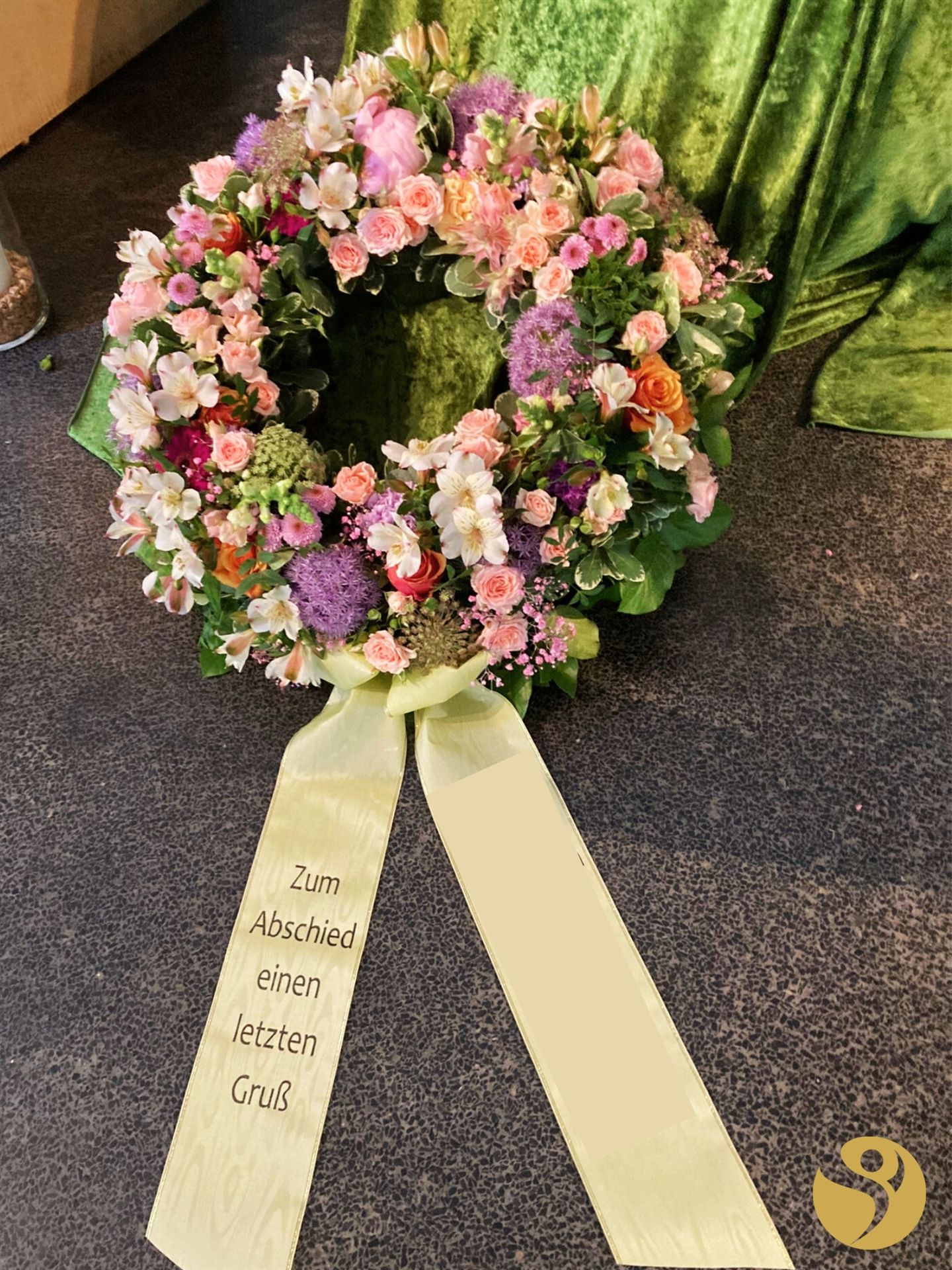 Trauerkranz in zarten Farben mit Schleife
