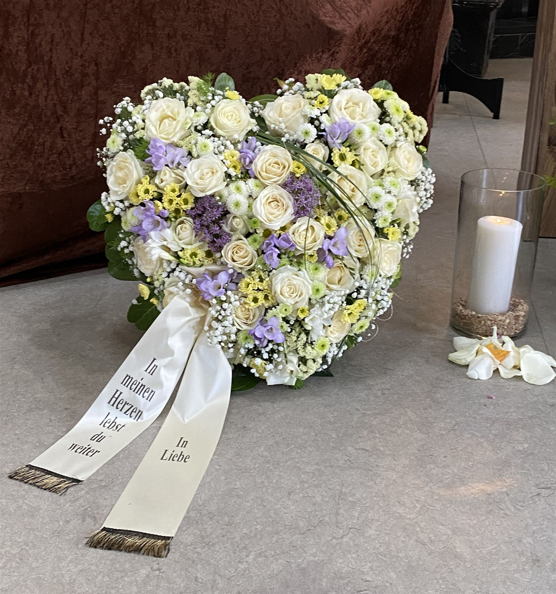 Herzförmiges Trauergesteck aus weißen Rosen