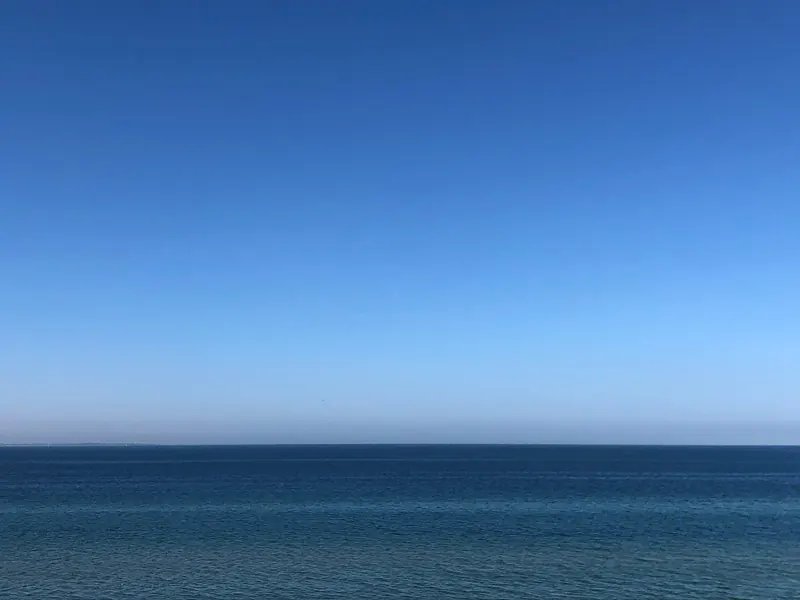 Glatte Ostsee mit klarem Horizont bei Schwedeneck