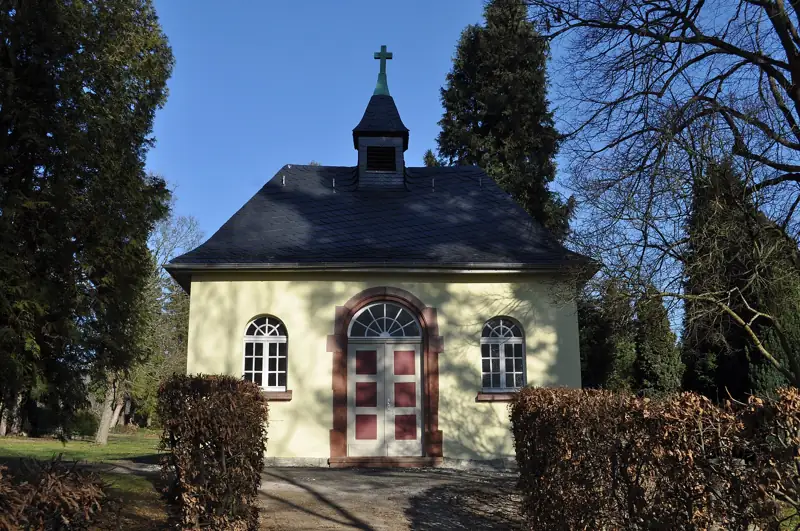 Die alte Leichenhalle von 1912 auf dem Alten Friedhof Köppern