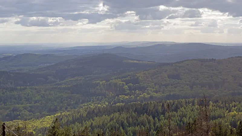 Blick vom Altkönig über den bewaldeten Taunuskamm