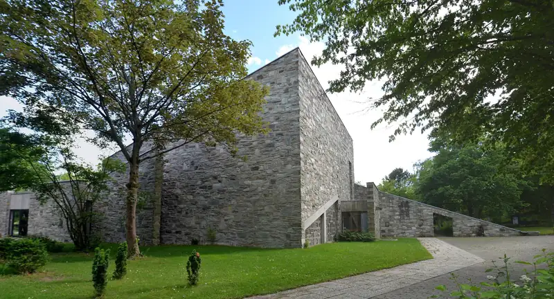 Die Trauerhalle am Friedhof Thalerfeld in Kronberg, ein Bau aus Naturstein