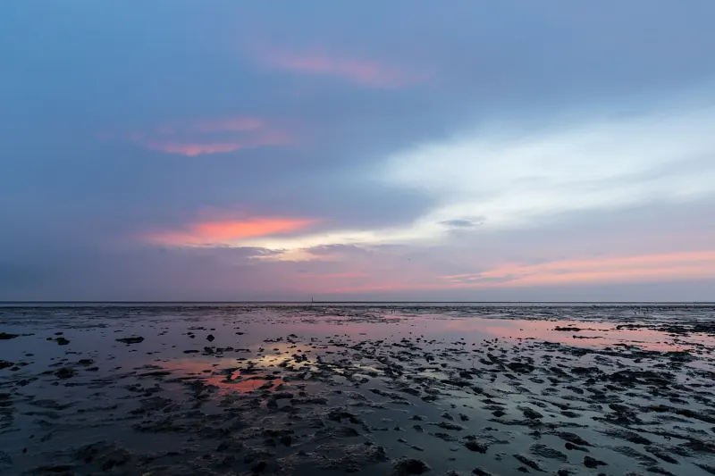 Abendhimmel über dem Wattenmeer bei Norden